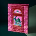 Fortnum & Mason Tea Lover's Advent Calendar-æske med en lyserød og grøn illustration