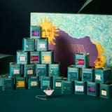 Latte di tè color verde petrolio Fortnum & Mason davanti alla scatola del calendario 2026 da 575 g
