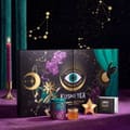 Kusmi Teas økologiske adventskalenderæske til 2026 med stjernemønster i lilla og guld
