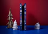 Seitenansicht des Adagio Teas Adventskalenders 2026 auf rot-blauem Hintergrund