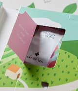 Geöffnetes Türchen am Art of Tea Ritualkalender mit einem Teebeutel
