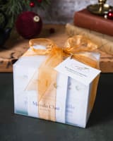 Boîte blanche du calendrier ArtfulTea nouée d'un ruban doré