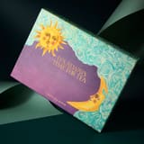 Deckel des Fortnum & Mason Adventskalenders 2026 mit 575 g und Sonnen- und Mondillustration