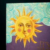 Nahaufnahme der Sonnengesichtsillustration auf dem Fortnum & Mason Kalender