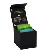 Geöffnete schwarze Harney & Sons Heritage Probierbox mit Bio-Teebeuteln in grünen Hüllen
