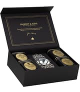 Geöffnete schwarze Harney & Sons Teekiste mit vier Dosen losem Tee