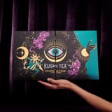 Hånd, der holder Kusmi Tea økologisk adventskalender for 2026