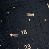 Gros plan des portes dorées numérotées 18 et 23 du calendrier Palais des Thés