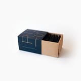Rishi Box mit einer Kollektion loser Tees und halb geöffneter Hülle