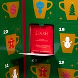 Puerta abierta del calendario de Adviento de té Stash 2026 que muestra un sobre de té