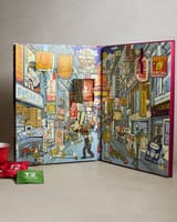 Geöffneter T2 x Kentaro Yoshida Kalender mit illustrierten Stadttürchen