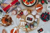 Teabloom Pyramidenbeutel auf einem Tisch mit Lebkuchen und festlichen Speisen