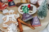 Teabloom Pyramidenbeutel neben Lebkuchenplätzchen und Zimtstangen