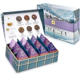 Geöffnete Teabloom Winter Joy Box mit Pyramidenbeuteln neben der Hülle