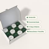 Geöffnete The Roasters Pack Matcha-Adventskalenderbox 2026 mit zwölf Dosen
