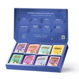 Geöffnete blaue Twinings Tee-Geschenkbox mit einzeln verpackten Teebeuteln