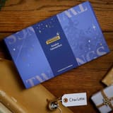 Twinings Festive Favourites Geschenkbox auf braunem Papier mit einem Namensschild