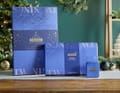 Twinings 24 Days of Festive Warmth-adventskalender med matchende blå gaveæsker