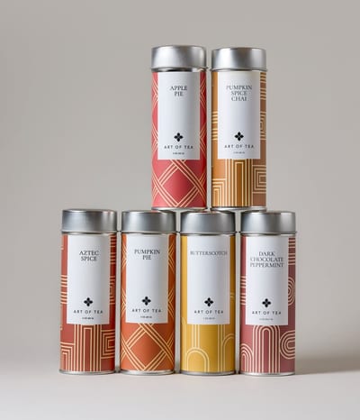 Art of Tea-julesæt med seks stablede dåser med mønstrede etiketter