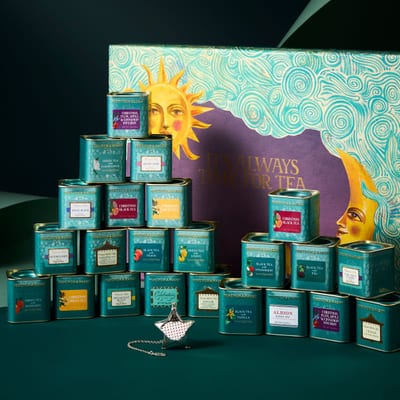 Blågrønne Fortnum & Mason-tedåser foran 575g-kalenderæsken til 2026