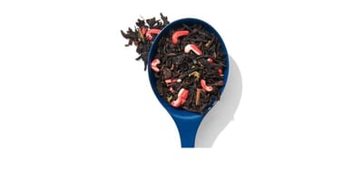 Thé en vrac DAVIDsTEA Santa's Secret sur une cuillère doseuse bleue