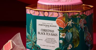Boîte de sachets de thé noir Fortnum & Mason Christmas avec une étiquette festive illustrée