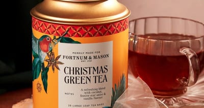 Boîte de thé vert Fortnum & Mason Christmas près d'une tasse de thé en verre