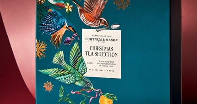 Coffret de sélection de thés Fortnum & Mason Christmas avec une illustration d'oiseau et de baies