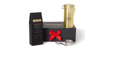 Coffret cadeau Twinings Festive Favourites avec une boîte à thé noire et une boîte dorée