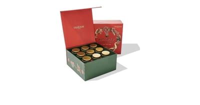 Coffret cadeau de petit-déjeuner Vahdam Christmas ouvert avec des boîtes