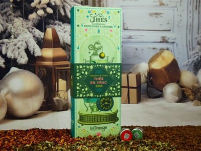 Tall green Maison laGrange box labeled Thés en vrac 2026, with a kettle illustration and two small round tins in front.