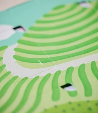 Nahaufnahme der grün illustrierten Hügel im Art of Tea Ritualkalender