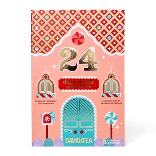Lukket DAVIDsTEA 24 Days of Tea-kalender med lyserødt husmotiv