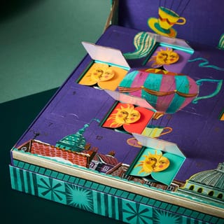 Nahaufnahme geöffneter Türchen im Fortnum & Mason Tee-Adventskalender 2026 mit 575 g