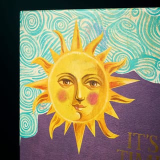 Nahaufnahme der Sonnengesichtsillustration auf dem Fortnum & Mason Kalender