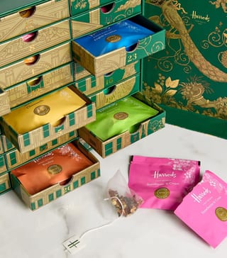 Herausgezogene Harrods Tea Lover's Adventskalenderschubladen 2026 mit Teebeuteln