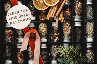 Mein Genuss-kalenderdåser med løs te, kanel og tørret appelsin
