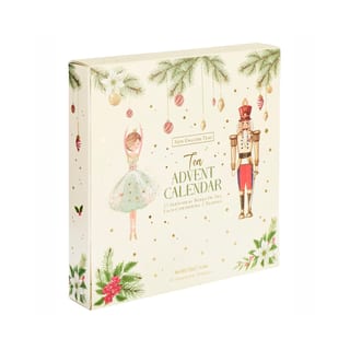 Geschlossener New English Teas Nutcracker Tee-Adventskalender 2026 auf weißem Hintergrund