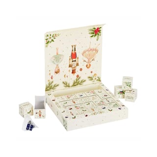 Geöffneter New English Teas Nutcracker Kalender mit kleinen Würfeln und Teebeuteln