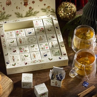 New English Teas Nutcracker Kalender mit Würfelschubladen und zwei Tassen Tee