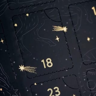 Gros plan des portes dorées numérotées 18 et 23 du calendrier Palais des Thés