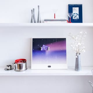 Paper & Tea-adventskalenderen for 2026 på en hvid hylde
