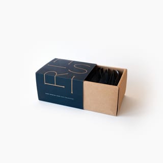 Rishi Box mit einer Kollektion loser Tees und halb geöffneter Hülle