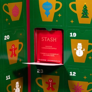 Puerta abierta del calendario de Adviento de té Stash 2026 que muestra un sobre de té