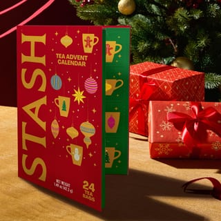 Calendario de Adviento de té Stash 2026 junto a regalos envueltos