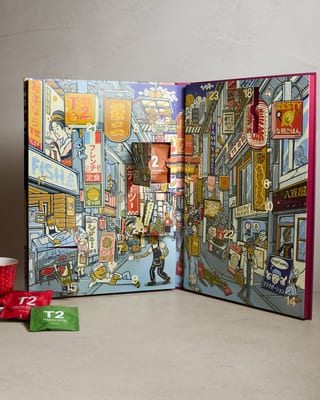 Geöffneter T2 x Kentaro Yoshida Kalender mit illustrierten Stadttürchen