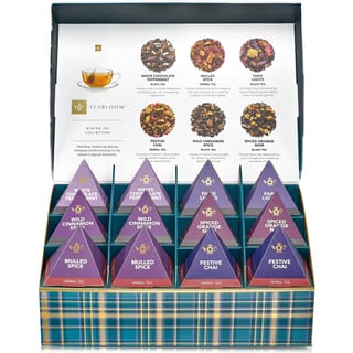 Geöffnete Teabloom Winter Joy Box mit Schottenmuster am Boden und zwölf Pyramidenbeuteln