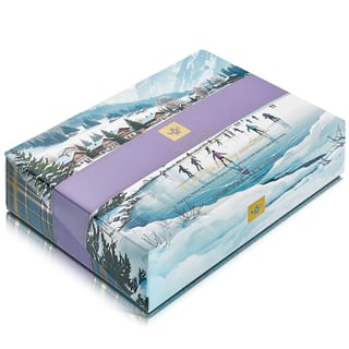 Geschlossene Teabloom Winter Joy Box mit gemaltem Schlittschuhdorf auf dem Deckel