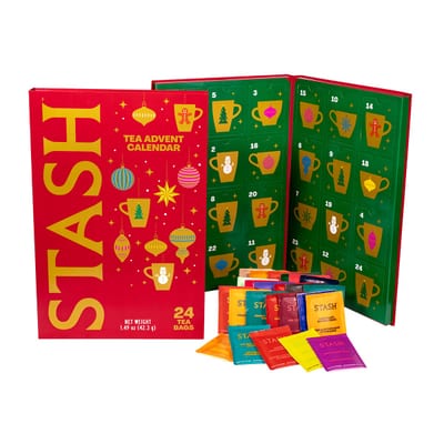 Åben Stash-adventskalender med te til 2026 og farvede tebrevskuverter
