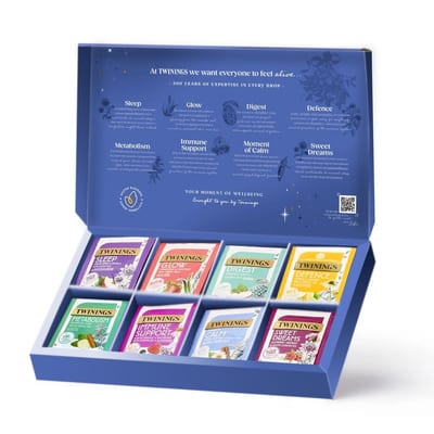 Åben blå gaveæske med te fra Twinings og enkeltindpakkede tebreve